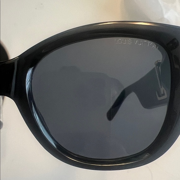 Elegant Black Designer Sunglasses main image 9